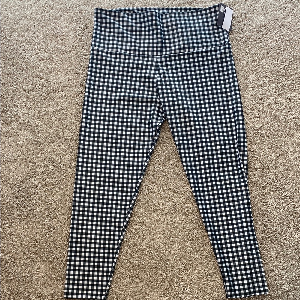 Onzie yoga graphic plaid Capri leggings.
Midi length. Size XL. BNWT